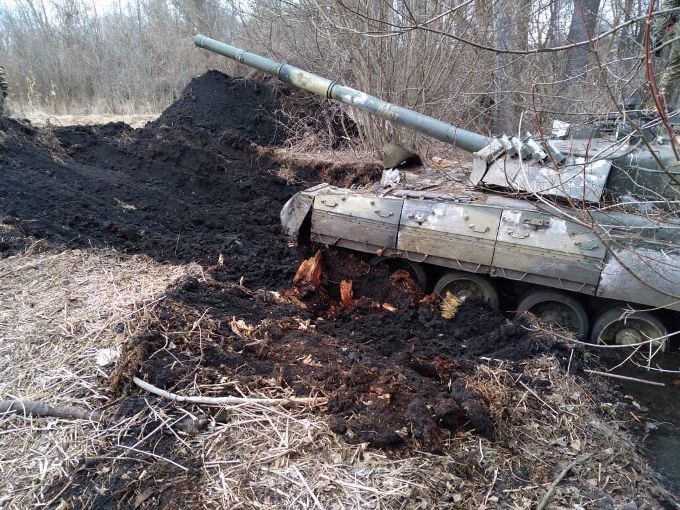 Завязшие в харьковской земле танки россиян откопали для нужд ВСУ